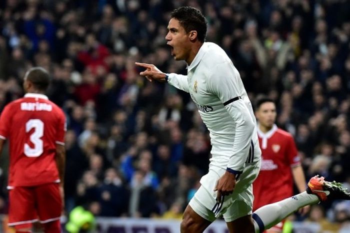 Bek Real Madrid, Raphael Varane, merayakan gol yang dia cetak ke gawang Sevilla dalam laga pertama babak 16 besar Copa del Rey di Stadion Santiago Bernabeu, Madrid, Spanyol, 4 Januari 2016.