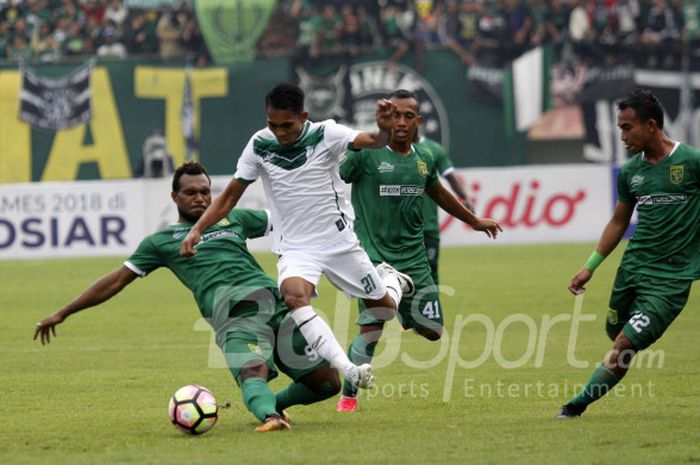 Duel antara Persebaya Surabaya dan PSMS Medan dalam laga perempat final Piala Presiden 2018 di Stadion Manahan, Solo, Sabtu (3/2/2018).