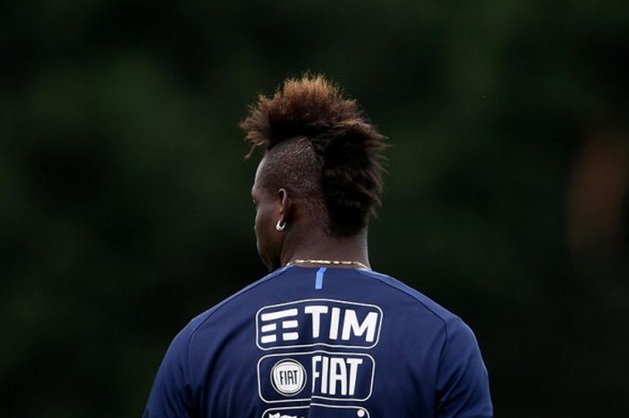 Penyerang Italia, Mario Balotelli, menjalani sesi latihan di Juventus Training Center, Vinovo, Italia pada 3 Juni 2018.