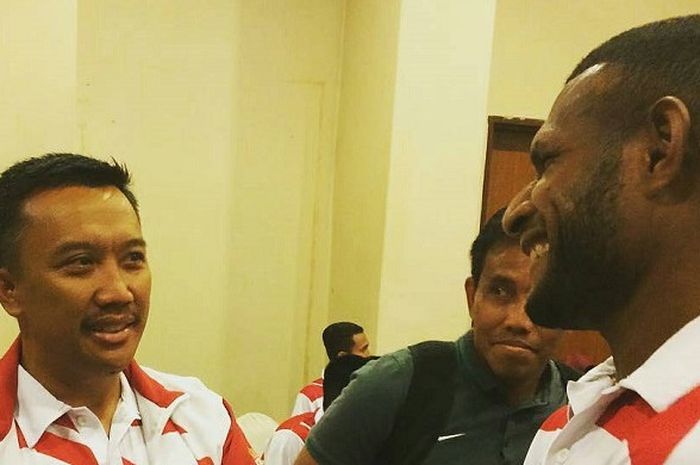 Imam Nahrawi berjabat tangan dengan Marinus Warewar usai pertandingan timnas Indonesia vs Timor Leste
