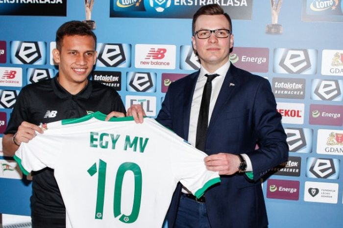 Egy Maulana Vikri bersama Direktur Teknik Lechia Gdansk Janusz Melaniuk.