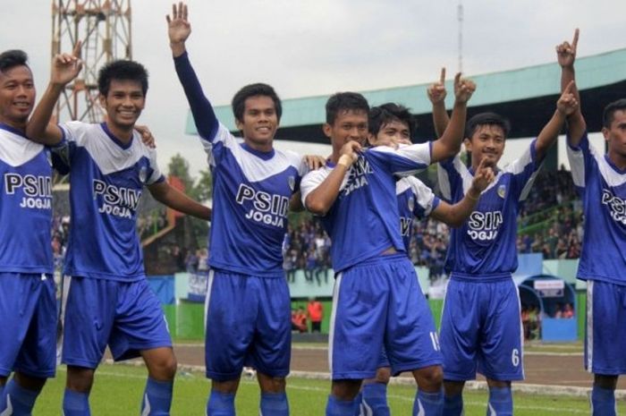 Para pemain PSIM Yogyakarta merayakan gol dalam sebuah pertandingan.