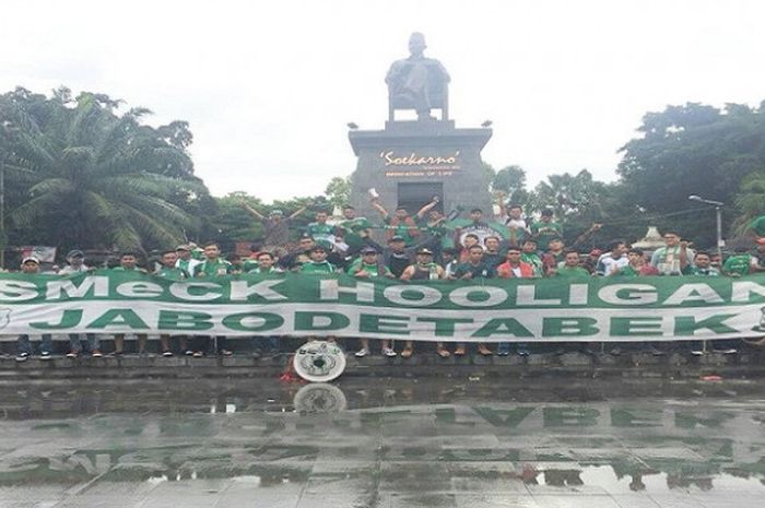 SMeCK Jabodetabek yang mendukung PSMS Medan saat melawan Persebaya Surabaya di Stadion Manahan, Sabt