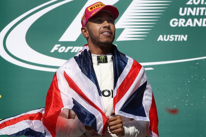 Pebalap Mercedes, Lewis Hamilton, merayakan kemenangannya di atas podium seri balap Formula 1 (F1) GP Amerika Serikat di Circuit of the Americas (COTA), Austin, Texas, Minggu (22/10/2017).