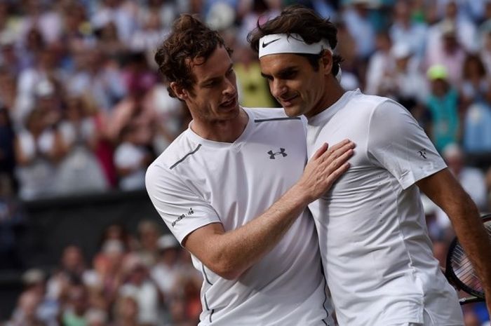 Petenis Inggris Raya, Andy Murray (kiri), berbicara dengan Roger Federer (Swiss), setelah kalah pada laga semifinal Wimbledon 2015 di The All England Tennis Club, Wimbledon, Inggris, 10 Juli 2015. Murray kalah 5-7, 5-7, 4-6.