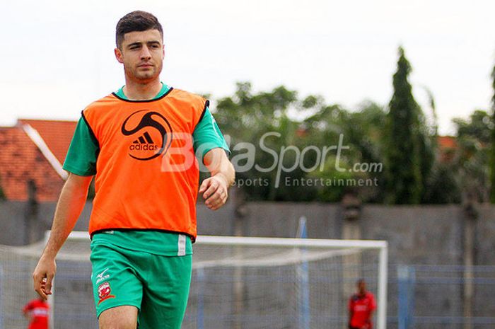 Mantan kapten Timnas Tajikistan, Nuridin Davronov, mengikuti sesi latihan perdana bersama Madura United di Stadion Gelora Bangkalan, Jawa Timur (21/12/2017) Kamis sore.