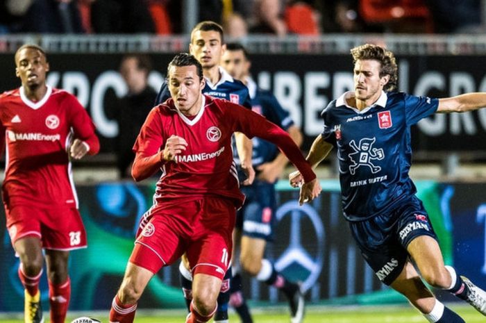 Striker Almere City asal Indonesia, Ezra Walian (tengah), beraksi dalam laga Eerste Divisie atau kas