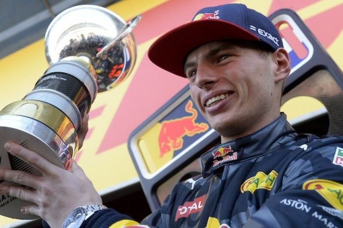 Pebalap Red Bull Racing asal Belanda, Max Verstappen, berpose dengan trofi yang didapat setelah memenangi balapan GP Spanyol di Circuit de Barcelona-Catalunya, Montmelo, Minggu (15/5/2016).