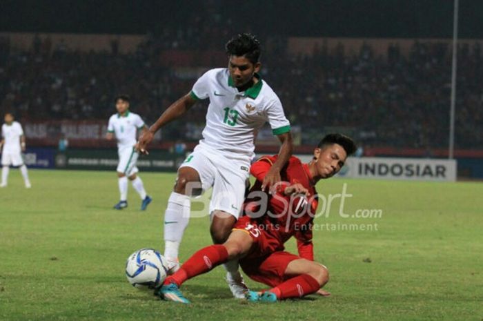Aksi pemain timnas U-16 Indonesia, Yadi Maulana, saat berebut bola dengan pemain Vietnam di Stadion Gelora Delta, Sidoharjo, Kamis (2/8/2018).