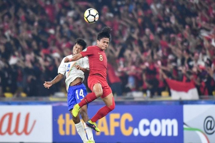 Gelandang Timnas U-16 India Ricky John Shabong (kiri) perang udara dengan gelandang Timnas U-16 Indonesia Andre Oktaviansyah dalam duel terakhir penyisihan Grup C Piala Asia U-16 2018 di Stadion Nasional Bukit Jalil, Kuala Lumpur, Malaysia, Kamis (27/9/2018) malam WIB. Kedua tim bermain 0-0 dan lolos ke perempat final.