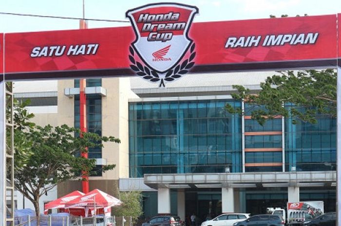 Suasana kawasan Sirkuit Internasional Gelora Bung Karno,Surabaya, jelang berlangsungnya ajang Honda Dream Cup 2018 seri Surabaya pada 15-16 September 2018.