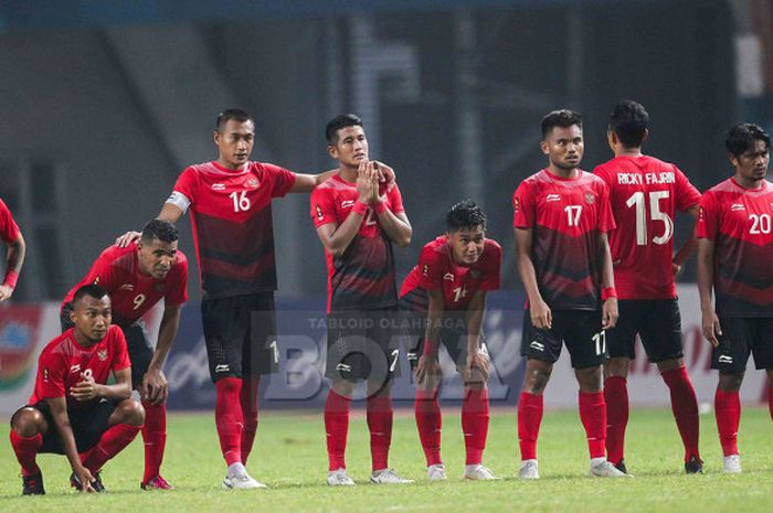 Para pemain Timnas U-23 Indonesia berkumpul saat melakoni adu penalti melawan Uni Emirat Arab dalam pertandingan babak 16 besar sepak bola Asian Games 2018 di Stadion Wibawa Mukti, Jumat (24/8/2018).         