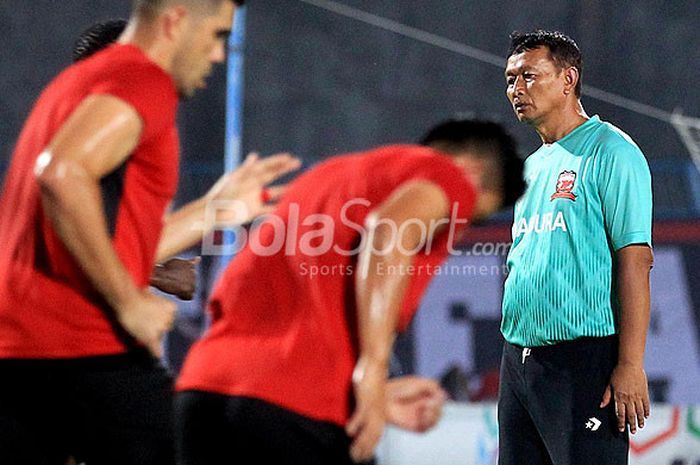 Pelatih caretaker Madura United, Djoko Susilo, memimpin timnya saat melakukan pemanasan menjelang laga melawan Bali United pada pekan ke-12 Liga 1 2018 di Stadion Gelora Bangkalan, Jawa Timur, Minggu (03/06/2018).