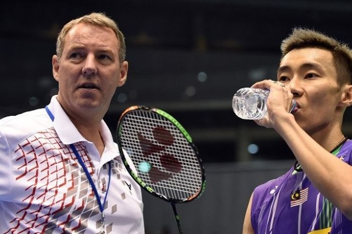 Direktur teknik Asosiasi Bulu Tangkis Malaysia (BAM) Morten Forst Hansen (kiri) mendampingi pebulu tangkis tunggal putra Malaysia, Lee Chong Wei, pada Jepang Terbuka, 8 September 2015.