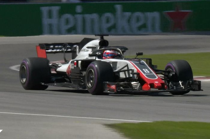 Pebalap tim Haas, Romain Grosjean (#8) menjalani sesi latihan bebas kedua GP Canada pada Jumat (8/6/