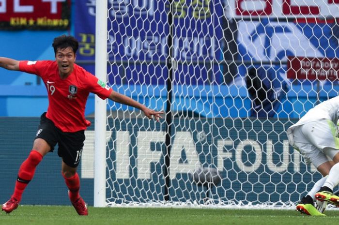 Bek Korea Selatan, Kim Young-gwon, merayakan golnya ke gawang Jerman yang dikawal Manuel Neuer dalam partai Piala Dunia 2018 di Kazan Arena, Kazan, 27 Juni 2018.