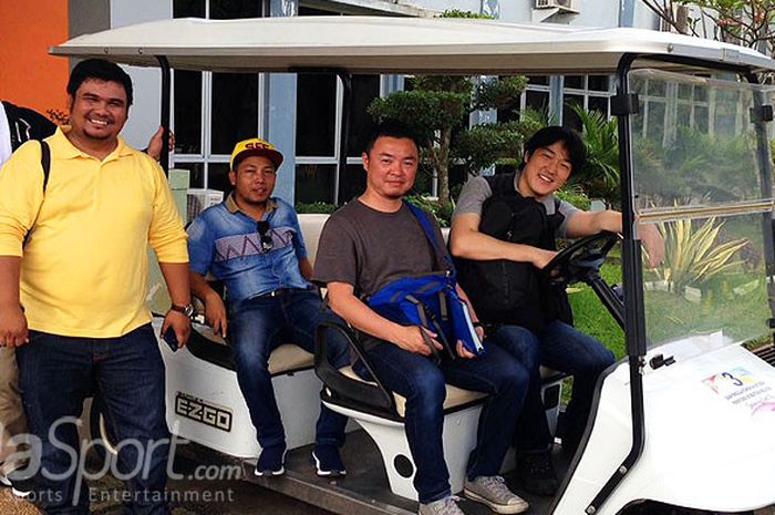 Wartawan Jepang mencoba golf car untuk meninjau venue Jakabaring. Golf car ini menjadi salah satu angkutan untuk peliputan di venue Jakabaring pada pelaksanaan Asian Games 2018.