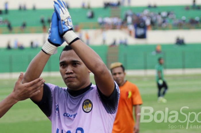 Kiper Ony Kurniawan (PSIM) menghormati suporter saat ditarik keluar dalam laga perpisahannya melawan PPSM Magelang.