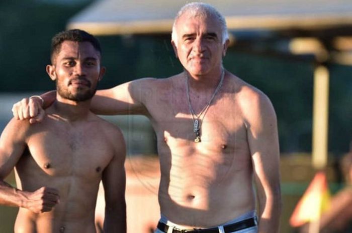 Ardi Idrus dan Mario Gomez berpose telanjang dada pasca pertandingan kontra Perseru Serui pada Kamis (12/7/2018).