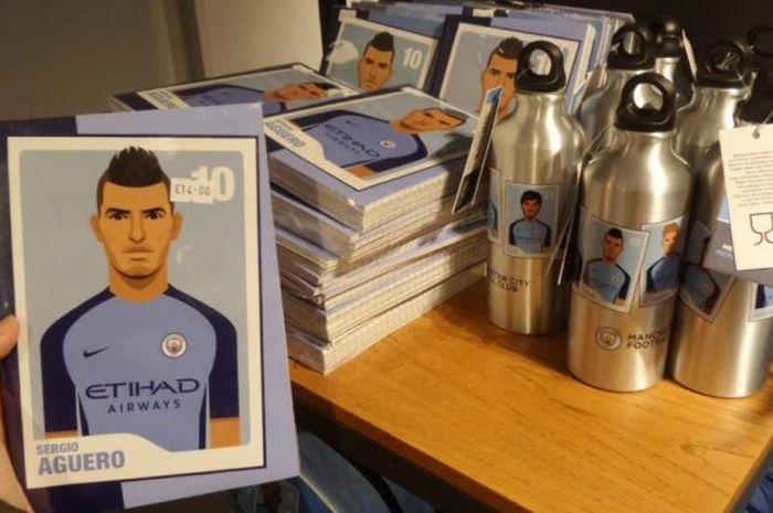 Buku tulis dan botol minum bergambar pemain Manchester City dijual di City Store, Manchester, Inggris, pada Sabtu (6/5/2017).