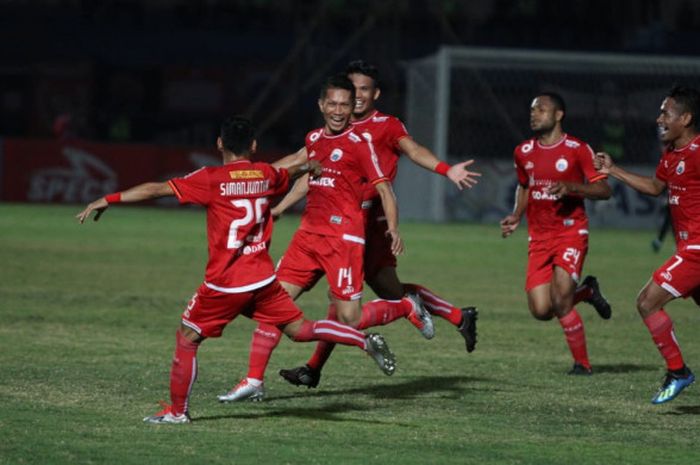                Pemain-pemain Persija Jakarta merayakan gol yang dicetak Ismed Sofyan ke gawang Bhayangkara FC di Stadion Sultan Agung, Bantul, Jumat (27/7/2018).               