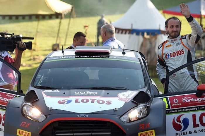 Pebalap Finlandia, Robert Kubica, melambaikan tangan setelah mengikuti WRC Portugal pada 21 Mei 2015.
