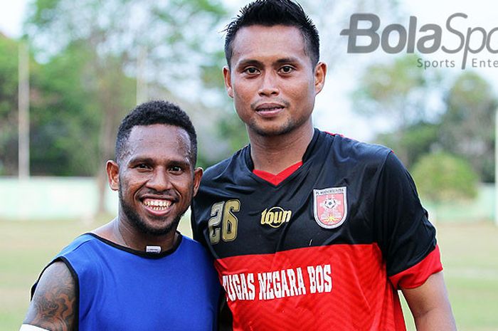 Pemain PS Mojokerto Putra, Djayusman Triasdi (kanan), berpose dengan pemain Madura FC, Octo Maniani, usai melakonin laga lanjutan Liga 2 di Stadion Bumi Moro, Surabaya, Sabtu (23/09/2017).