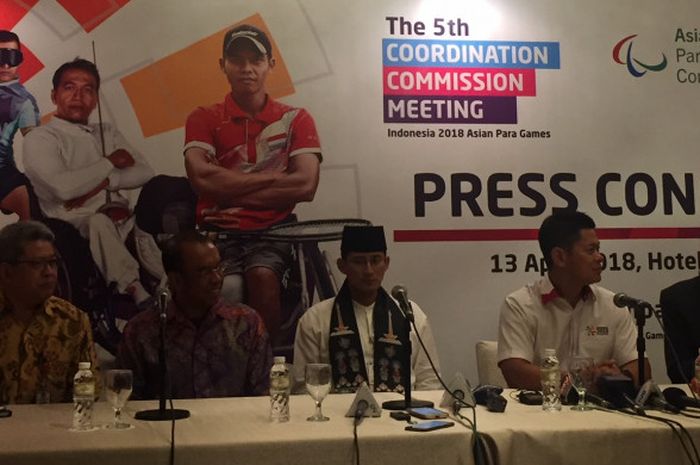 Wakil Gubernur DKI Jakarta, Sandiaga Uno (tengah), hadir pada konferensi pers rapat komunikasi dan koordinasi Asian Para Games 2018 di Hotel Mulia, Jakarta, Jumat (13/4/2018). 