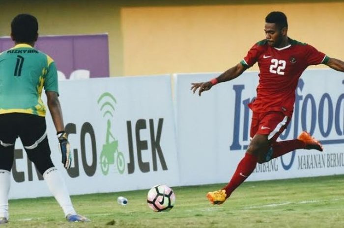 Winger Indonesia U-22, Yabes Roni, mencoba melepaskan sepakan ke arah kiper Persewangi, Rizky Adi, pada uji coba di Stadion Kapten I Wayan Dipta, Gianyar, Rabu (24/5/2017) sore. 