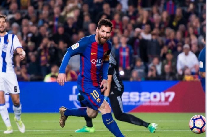 Striker FC Barcelona, Lionel Messi, melakukan selebrasi seusai menjebol gawang Real Sociedad pada partai Liga Spanyol di Camp Nou, Sabtu (15/4/2017)