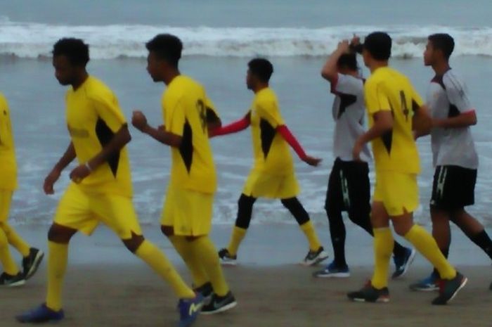 Suasana latihan fisik para pemain Semen Padang di Pantai Padang pada Rabu (23/3/2017) pagi.