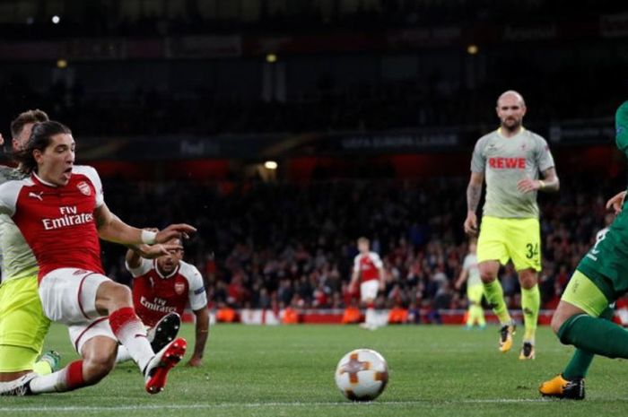 Bek sayap kanan Arsenal, Hector Bellerin, melepaskan tembakan ke gawang FC Koeln dalam partai Liga Europa di Stadion Emirates, London, 14 September 2017.
