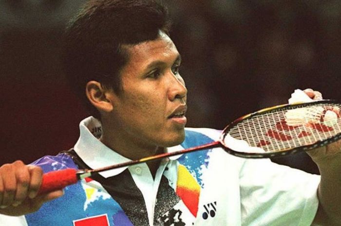 Pebulu tangkis tunggal putra Indonesia, Joko Suprianto, bersiap melakukan servis saat menghadapi Poul Erik Hoyer-Larsen (Denmark) pada partai pertama babak final Piala Thomas 1996 di Hong Kong, 16 Mei 1996. Joko mengalahkan Hoyer-Larsen 18-14, 15-18.