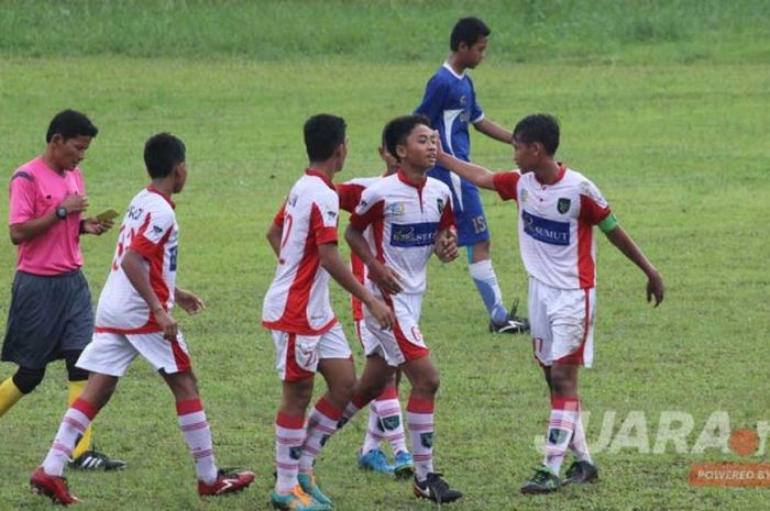 Selebrasi sederhana pemain Binjai United saat menjebol gawang Deliserdang United dalam babak semifinal, Jumat (19/5) pagi di Stadion Mini Disporasu