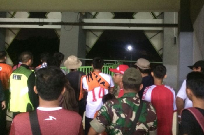 Sejumlah suporter Persija Jakarta, The Jak Mania, terpaksa tidak keluar untuk sementara waktu dikarenakan ada beberapa oknum The Jakmania yang kecewa dengan melempar batu saat laga Persija melawan Selangor FA di Stadion Patriot, Bekasi, Jawa Barat, Kamis (6/9/2018).