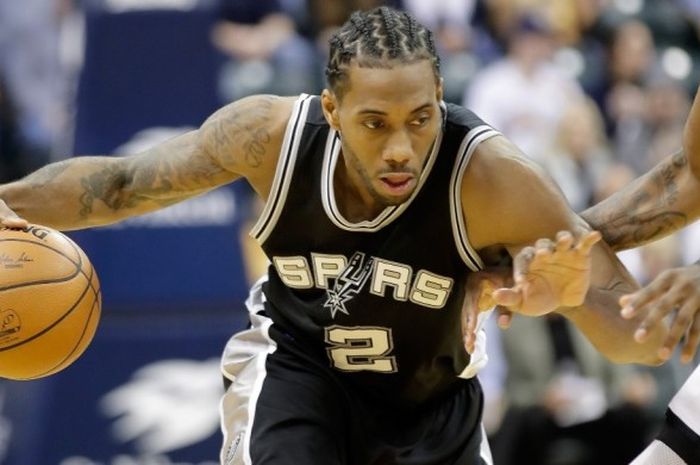 Small forward San Antonio Spurs, Kawhi Leonard (jersey hitam, #2), berupaya melewati penjagaan pemain Indiana Pacers di Bankers Life Fieldhouse, Indianapolis, Indiana, Amerika Serikat, Senin (13/2/2017).