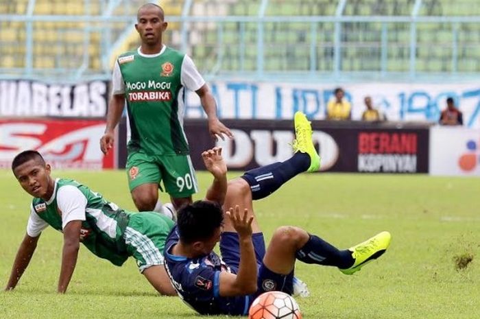 Bek PS TNI, Ganjar Mukti (tengah) dalam sebuah laga kontra Arema FC pada fase grup Piala Presiden 2017 di Stadion Kanjuruhan, Kab Malang. 