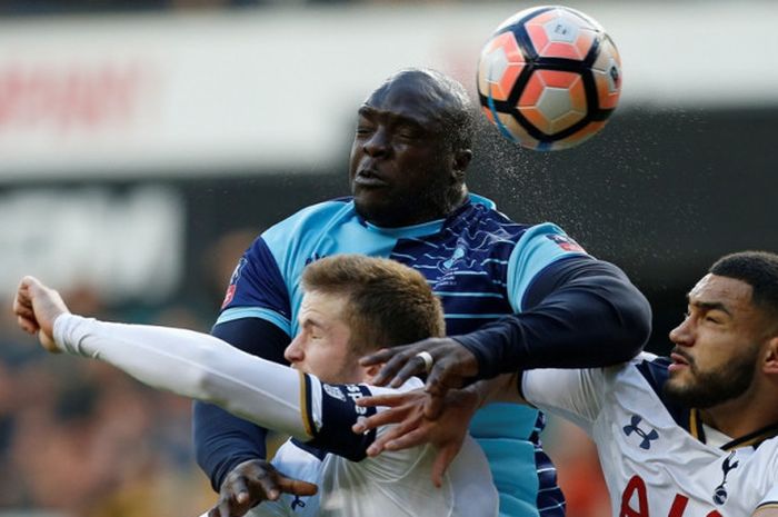 Striker Wycombe Wanderers, Adebayo Akinfenwa (tengah), berduel dengan pemain Tottenham Hotspur, Eric Dier (kiri) dan Cameron Carter-Vickers, dalam laga babak keempat Piala FA di Stadion White Hart Lane, London, Inggris, pada 28 Januari 2017.