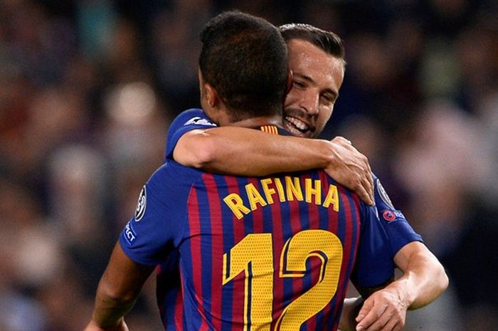 Penyerang FC Barcelona, Rafinha (kiri), merayakan golnya bersama Jordi Alba dalam laga Grup B Liga Champions melawan Inter Milan di Stadion Camp Nou, Barcelona, Spanyol pada 24 Oktober 2018.