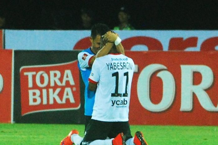 Yabes Roni Malaifani berlutut berdoa disambut rekannya Alsan Sanda Putra usai menjebol gawang Persija untuk mengantarkan Bali United unggul 2-1.