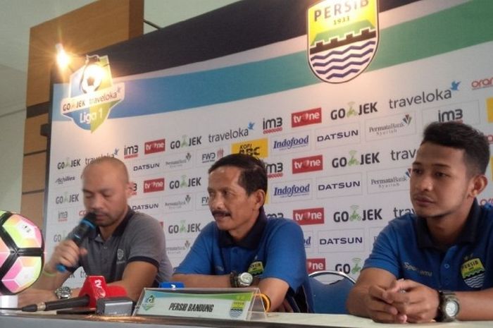 Pelatih Persib Bandung, Djadjang Nurdjaman (tengah), ditemani gelandang Gian Zola ‎(kanan) saat konferensi pers di Graha Persib, Jalan Sulanjana, Kota Bandung, Jumat (28/4/2017).