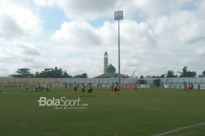 Para peserta Sekolah Olahraga Barito Putera (SOBP) berlatih di Stadion 17 Mei, Banjarmasin, Minggu (29/4/2018).