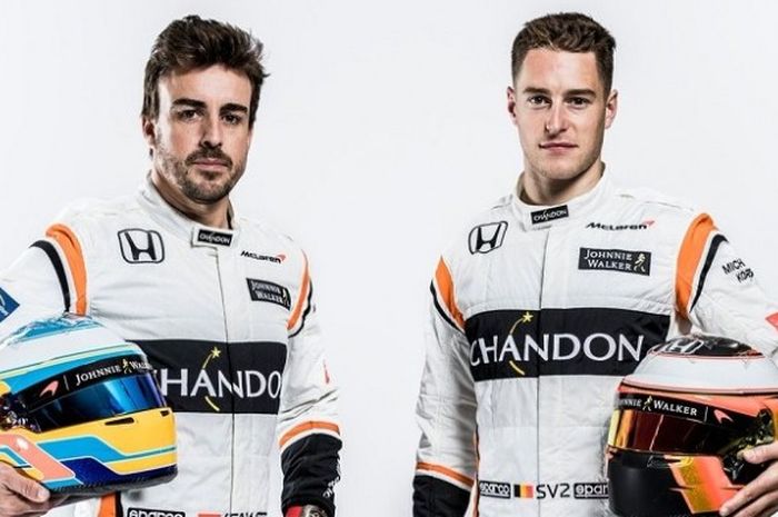 Dari kiri ke kanan, pebalap Mc Laren, Fernando Alonso (Spanyol) dan Stoffel Vandoorne (Belgia) berpose setelah acara peluncuran mobil MCL32 di Woking, Inggris, Jumat (24/2/2017).