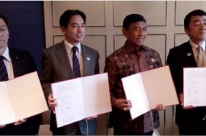 Pengurus Pusat Persatuan Bulu Tangkis Seluruh Indonesia (PP PBSI) mendatangani nota kesepahaman bersama perwakilan pengurus bulu tangkis Kota Yokote (Jepang), Jakarta, Jumat 928/7/2017). 