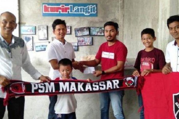 Suporter PSM Makassar dari ordo The Macz Man zona Barru menyerahkan bantuan kemanusiaan.