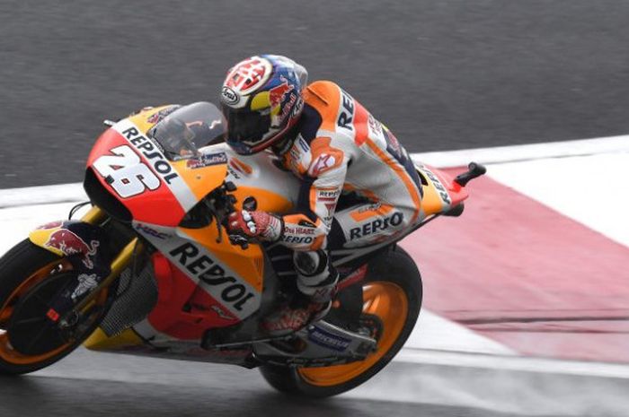 Pebalap tim Repsol Honda, Dani Pedrosa, saat sesi latihan bebas MotoGP Malaysia, Jumat (27/10/2017).