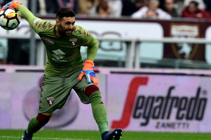 Aksi kiper Torino, Salvatore Sirigu, dalam pertandingan Liga Italia 2017-2018 menghadapi Inter Milan di Stadio Olimpico Turin, Italia, pada 8 April 2018.