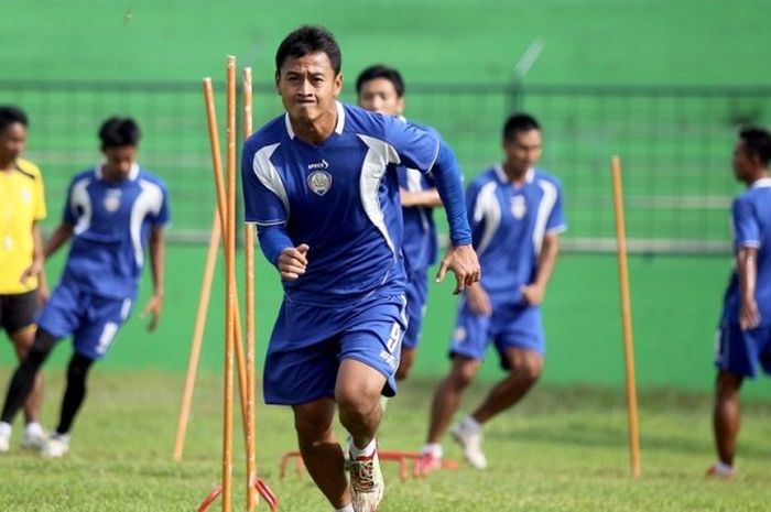 Samsul Arif (depan) dan pemain Arema Cronus lainnya berlatih di Stadion Gajayana, Selasa (5/1/2016), sebagai persiapan jelang laga pertama semifinal Piala Jenderal Sudirman melawan Mitra Kukar yang akan berlangsung Sabtu (9/1/2016).