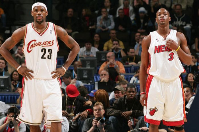 LeBron James (kiri) dan Dwayne Wade (kanan) saat masih berbeda tim NBA. LeBron telah menjadi pemain 