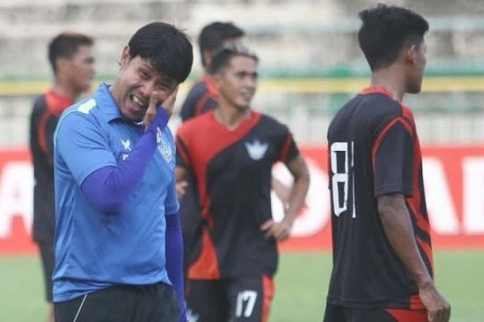 Pelatih Eduard Tjong (kiri) dalam sesi latihan Persegres di Stadion Tri Dharma Gresik, Kamis (20/10/2016). 